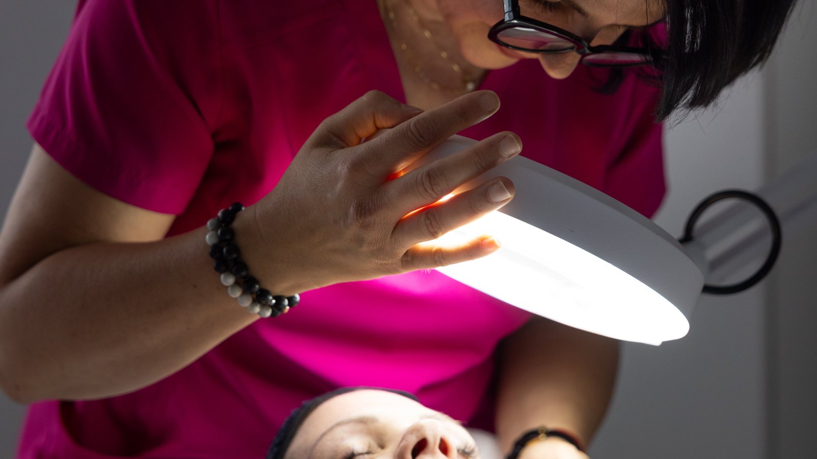 Soin du visage sous lampe loupe